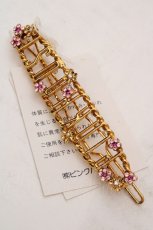 画像1: PINK HOUSE / フラワーストーンワイヤーロゴバレッタ  ゴールド O-26-04-24-046-LO-AC-IG-ZT169 (1)