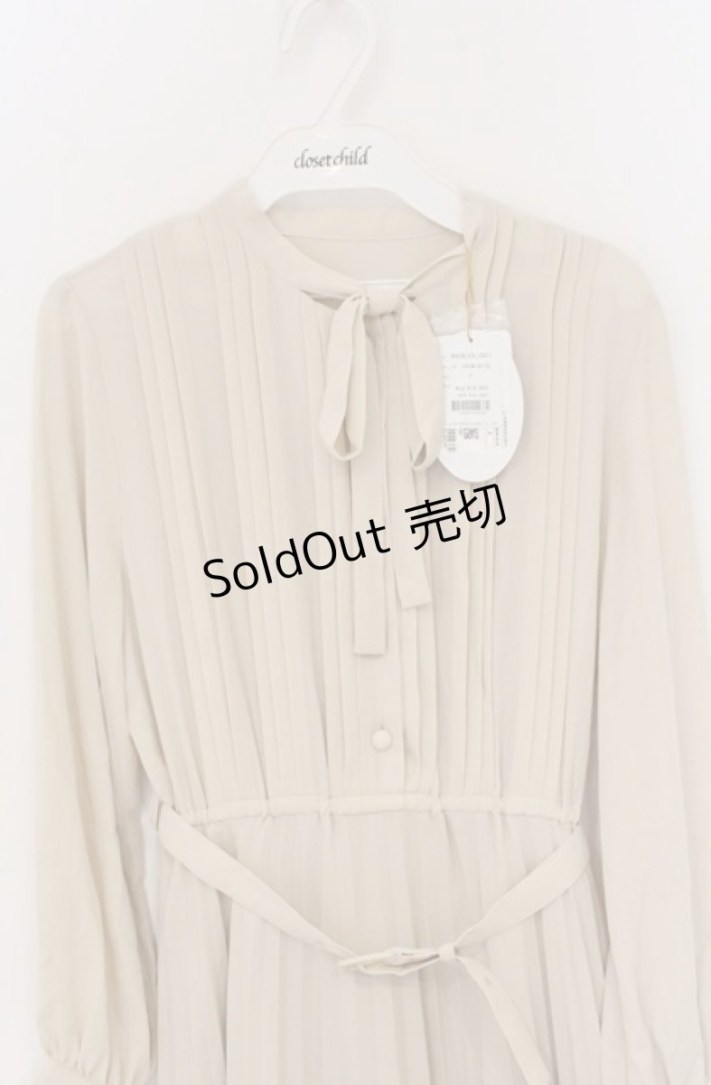 画像2: an another angelus / カラープリーツボウタイワンピース  アイボリー O-26-04-25-1027-CA-OP-IG-OS (2)