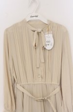 画像2: an another angelus / カラープリーツボウタイワンピース  アイボリー O-26-04-25-1027-CA-OP-IG-OS (2)