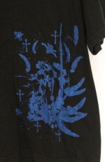 画像2: h.NAOTO / フェザークロスTシャツ  ブラック×ブルー O-26-04-27-1036-HN-TO-IG-OS (2)