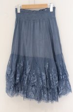 画像4: OZZ ANGELO / アイアンゲート柄リバーシブルスカート  ブルー×ホワイト O-26-04-27-1005-OO-SK-IG-OS (4)