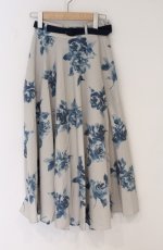 画像1: an another angelus / ベルト付きアートローズ柄フレアースカート【洗える】  アイボリー×ブルー O-26-04-27-018-CA-SK-IG-OS (1)