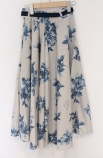 画像2: an another angelus / ベルト付きアートローズ柄フレアースカート【洗える】  アイボリー×ブルー O-26-04-27-018-CA-SK-IG-OS (2)