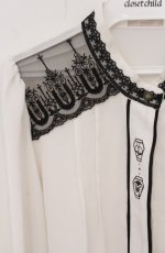 画像2: axes femme POETIQUE / ディズニー ツイステッドワンダーランド カラーリボンアイコンブラウス  シロ×クロ O-26-04-28-005-AX-BL-IG-OS (2)