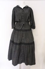 画像1: INGEBORG / スモック刺繍デニムワンピース  クロ O-26-04-28-020-LO-OP-IG-OS (1)