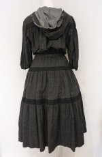 画像4: INGEBORG / スモック刺繍デニムワンピース  クロ O-26-04-28-020-LO-OP-IG-OS (4)