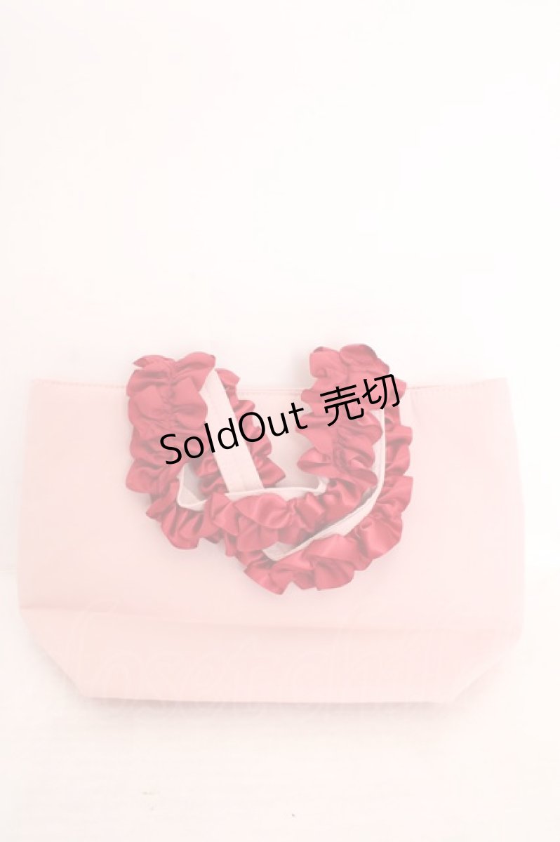 画像2: Maison de FLEUR / Hello Kitty フリルハンドルトート  ピンク Hello Kitty：イチゴ（尊重と愛情） O-26-05-01-087-LO-BG-IG-ZT699 (2)