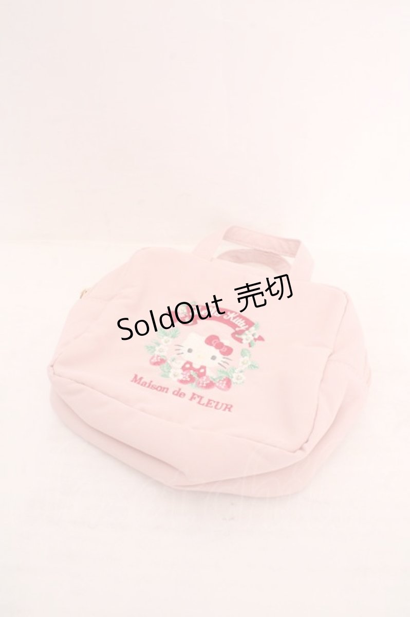 画像1: Maison de FLEUR / Hello Kitty スクエアポーチ  ピンク Hello Kitty：イチゴ（尊重と愛情） O-26-05-01-071-LO-ZA-IG-ZT700 (1)