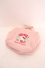 画像1: Maison de FLEUR / Hello Kitty スクエアポーチ  ピンク Hello Kitty：イチゴ（尊重と愛情） O-26-05-01-071-LO-ZA-IG-OS (1)