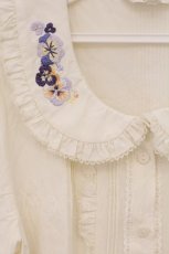 画像2: surfacespell / There's pansies for thoughts すみれ刺繍半袖ブラウス  アイボリー O-26-05-04-057-LO-BL-IG-OS (2)