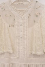 画像2: axes femme / 刺繍チュール使ケープワンピース  アイボリー O-26-05-04-064-AX-OP-IG-OS (2)
