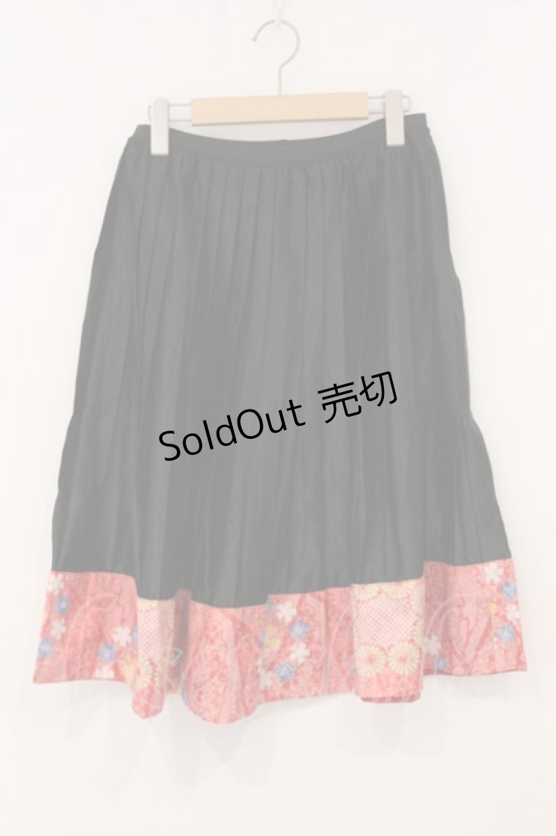 画像1: gouk / サテンプリーツスカート  ブラック×レッド O-26-05-09-012-GO-SK-IG-ZI (1)