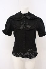 画像1: metamorphose / ヨーク切替半袖フリルブラウス  クロ O-26-05-10-5036-ME-BL-OW-OS (1)