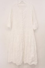 画像1: PINK HOUSE / 立体花柄刺繍ワンピース  シロ O-26-05-12-053-LO-OP-OW-OS (1)