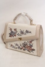 画像1: an another angelus / ローズ刺繍変形フラップバッグ  アイボリー O-26-05-19-1024-CA-BG-OW-OS (1)