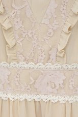 画像2: axes femme NOSTALGIE / レース×フリルワンピース F ベージュ O-26-05-25-053-AX-OP-OW-OS (2)