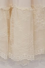 画像2: axes femme / 繊細レースミディ丈ペチスカート  オフシロ O-26-05-25-095-AX-SK-IG-OS (2)
