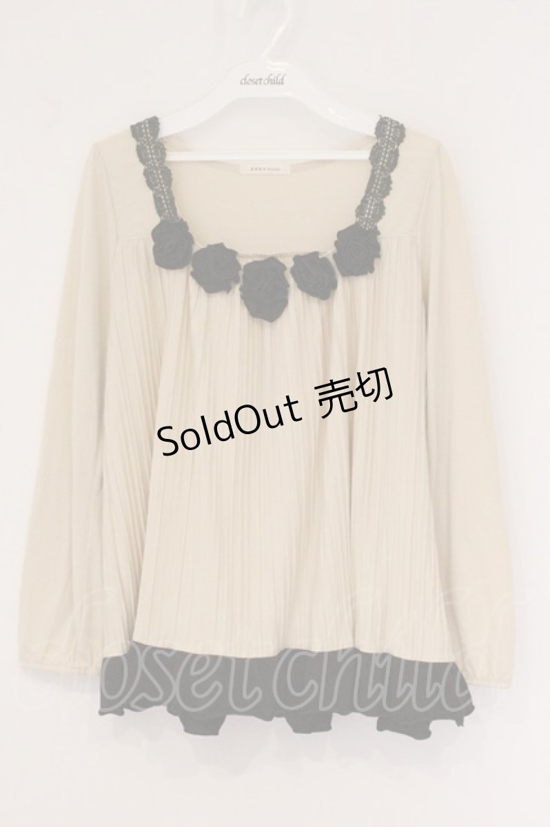 画像1: axes femme / 薔薇モチーフ使いプリーツプルオーバー M キナリ×ブラウン O-26-05-26-059-AX-TO-OW-OS (1)