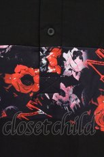 画像2: NieR Clothing / ローズ柄ブロッキングプルオーバーシャツ  ブラックｘレッド O-26-05-28-061-PU-TO-YM-OS (2)