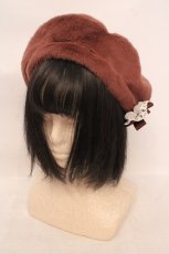 画像1: axes femme / コサージュ付ファーベレー 57.5cm ブラウン O-26-05-28-1008-AX-AC-IG-OS (1)