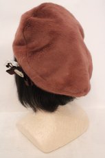 画像3: axes femme / コサージュ付ファーベレー 57.5cm ブラウン O-26-05-28-1008-AX-AC-IG-OS (3)