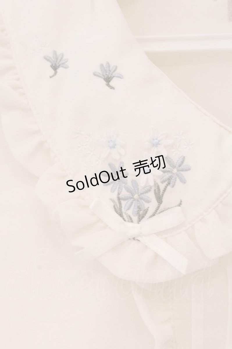 画像2: axes femme POETIQUE / 襟花刺繍ブラウス  オフシロ O-26-05-28-089-AX-BL-IG-OS (2)