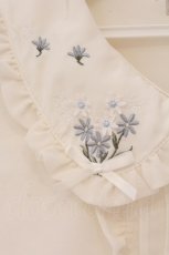 画像2: axes femme POETIQUE / 襟花刺繍ブラウス  オフシロ O-26-05-28-089-AX-BL-IG-OS (2)