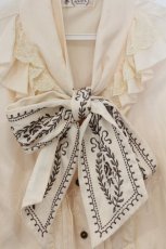 画像2: axes femme / ミュルーズ染織美術館コラボ/刺繍リボンサテンブラウス M キナリ O-26-06-03-028-AX-BL-OW-OS (2)
