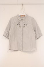 画像1: Fi.n.t / 花刺繍半袖ブラウス  ライトグレー O-26-06-04-042-CA-BL-IG-OS (1)
