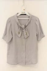 画像1: an another angelus / ローズ刺繍ボウタイブラウス F グレー O-26-06-05-050-CA-BL-OW-OS (1)
