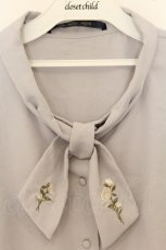 画像2: an another angelus / ローズ刺繍ボウタイブラウス F グレー O-26-06-05-050-CA-BL-OW-OS (2)