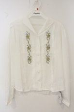 画像1: an another angelus / オープンカラーローズ刺繍ブラウス F オフシロ O-26-06-09-1019-CA-BL-OW-OS (1)