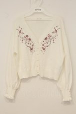 画像1: axes femme / SAKURA刺繍ショートカーディガン  シロ O-26-06-13-077-AX-TO-IG-OS (1)
