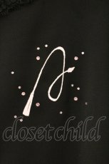 画像2: AVENCHUMU / Open shoulder ribbon printed satin tops　トップス F クロ O-26-06-16-007-LO-TO-OW-OS (2)