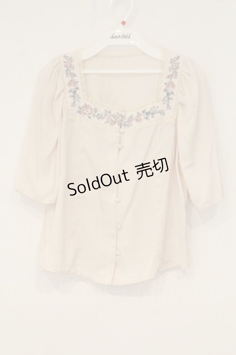 画像1: an another angelus / スクエアネックアンティークローズ刺繍ブラウス F アイボリー O-26-06-18-045-CA-BL-OW-ZI (1)