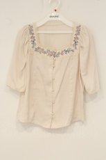 画像1: an another angelus / スクエアネックアンティークローズ刺繍ブラウス F アイボリー O-26-06-18-045-CA-BL-OW-OS (1)