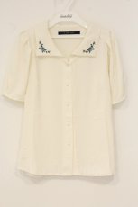 画像1: an another angelus / プチローズ刺繍入り変形衿ブラウス F アイボリー O-26-06-18-047-CA-BL-OW-OS (1)