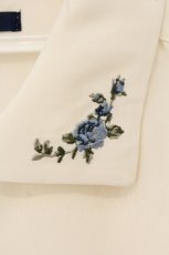 画像2: an another angelus / プチローズ刺繍入り変形衿ブラウス F アイボリー O-26-06-18-047-CA-BL-OW-OS (2)