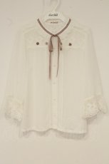 画像1: axes femme / プチローズ×リボンレースブラウス  シロ O-26-06-20-073-AX-BL-IG-OS (1)