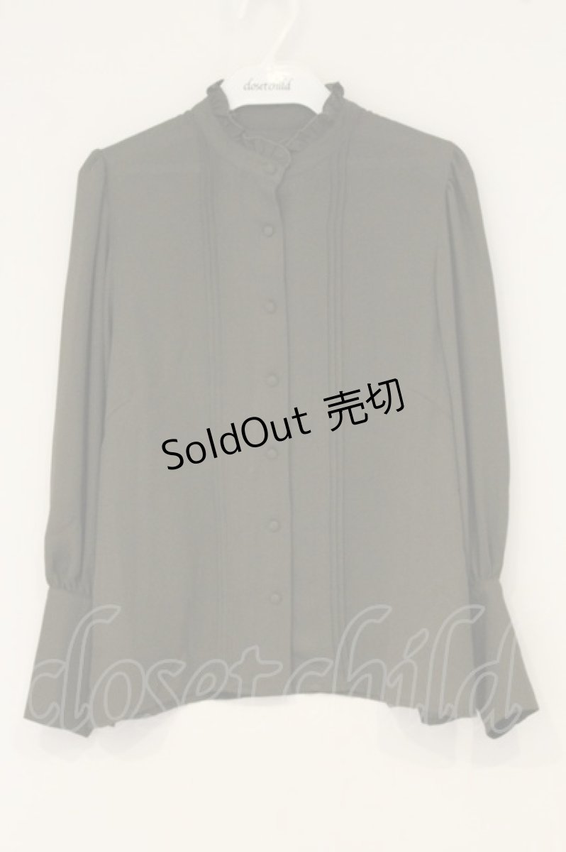 画像1: Maison de FLEUR Petite Robe canone / タックスタンドネックブラウス  カーキグリーン O-26-06-22-007-LO-BL-IG-OS (1)