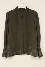 画像1: Maison de FLEUR Petite Robe canone / タックスタンドネックブラウス  カーキグリーン O-26-06-22-007-LO-BL-IG-OS (1)
