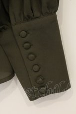 画像3: Maison de FLEUR Petite Robe canone / タックスタンドネックブラウス  カーキグリーン O-26-06-22-007-LO-BL-IG-OS (3)