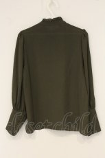 画像4: Maison de FLEUR Petite Robe canone / タックスタンドネックブラウス  カーキグリーン O-26-06-22-007-LO-BL-IG-OS (4)
