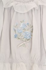 画像2: an another angelus / ブーケ刺繍オフショルブラウス F ブルーグレー O-26-06-23-1044-CA-BL-OW-OS (2)