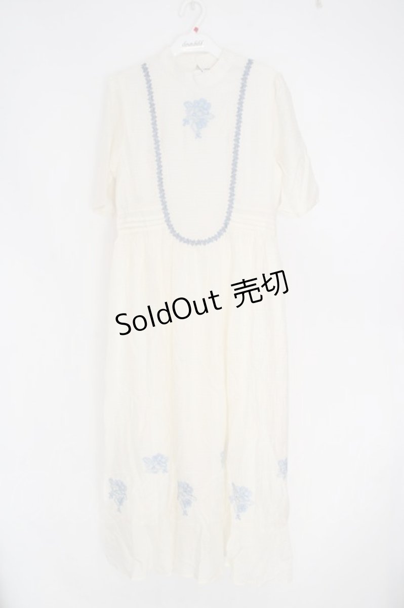 画像1: an another angelus / ネックレスヨーク切替花刺繍ワンピース【洗える】 F オフシロ O-26-06-23-1049-CA-OP-OW-OS (1)