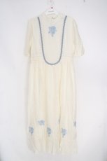 画像1: an another angelus / ネックレスヨーク切替花刺繍ワンピース【洗える】 F オフシロ O-26-06-23-1049-CA-OP-OW-OS (1)