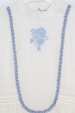 画像2: an another angelus / ネックレスヨーク切替花刺繍ワンピース【洗える】 F オフシロ O-26-06-23-1049-CA-OP-OW-OS (2)