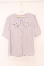 画像1: Fi.n.t / ミニブーケ刺繍カットワーク半袖ブラウス F ラベンダー O-26-06-23-1029-CA-BL-OW-OS (1)