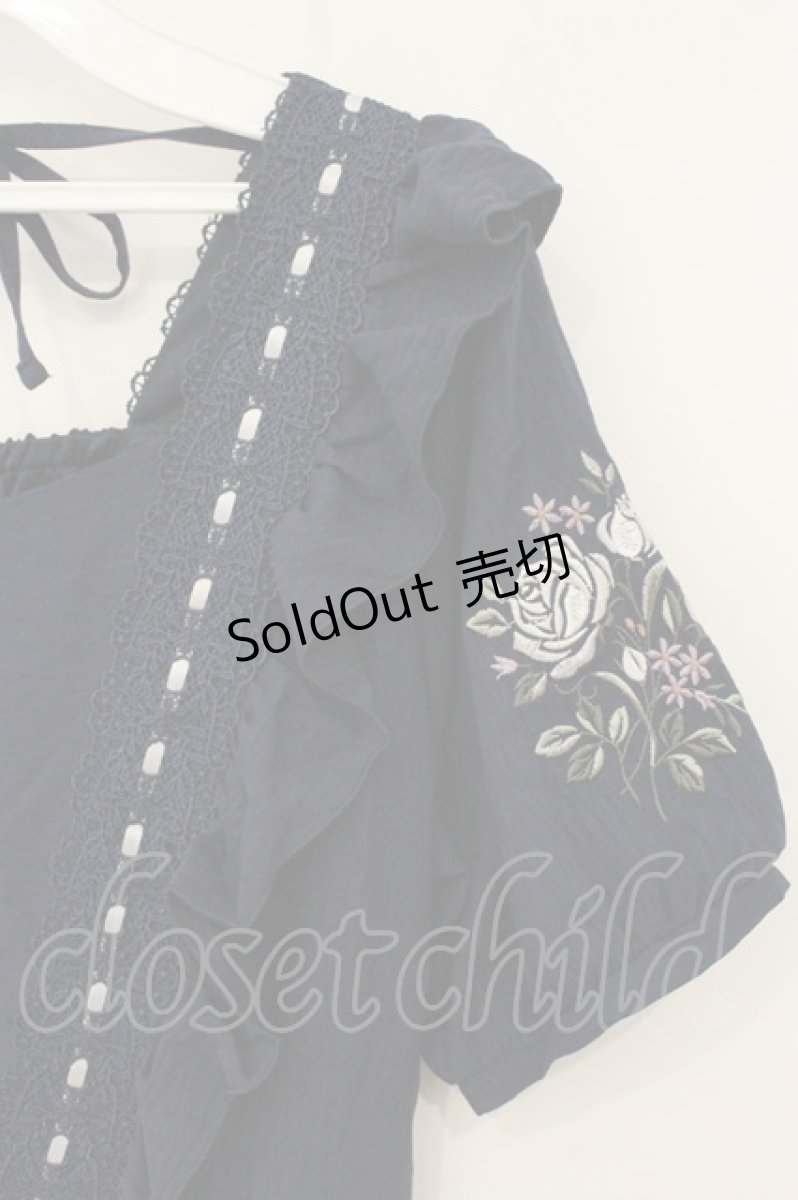 画像2: axes femme / ハシゴレース×袖バラ刺繍ワンピース F ネイビー O-26-06-23-031-AX-OP-OW-OS (2)