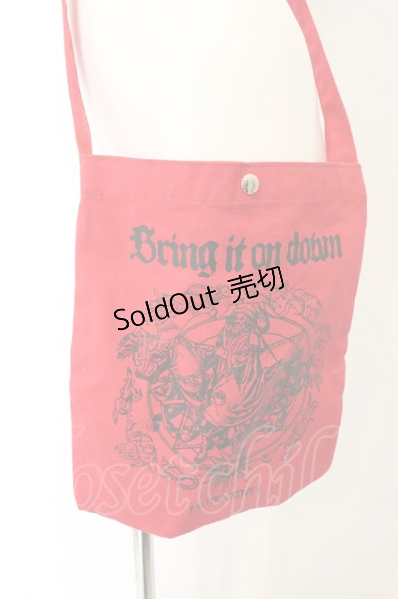画像1: RNA / ALTERNATIVEプリントサコッシュバッグ  レッド O-26-06-26-008-PU-BG-YM-OS (1)